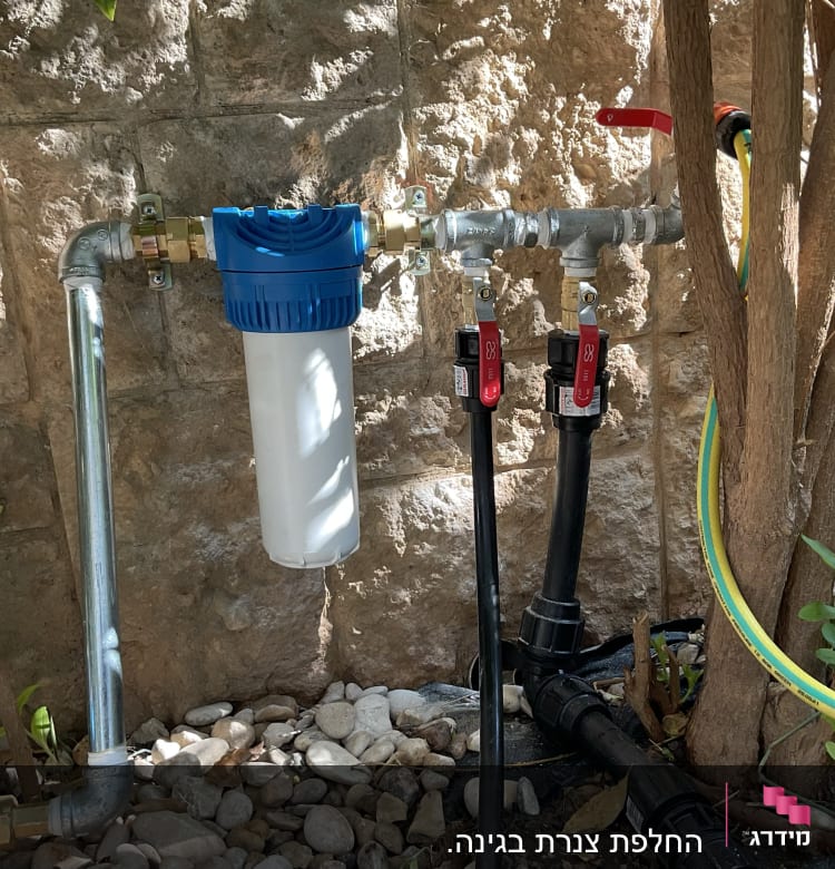 צנרת מים עם מסנן וברזים בגינה